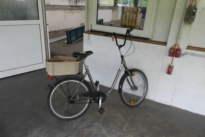 Citybike mit Gepäckträgerkorb